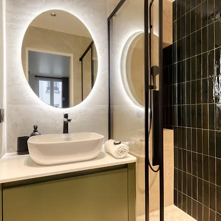 Apartment Les Reflets Des Martyrs I 3ch I 2sdb I Clim Paris